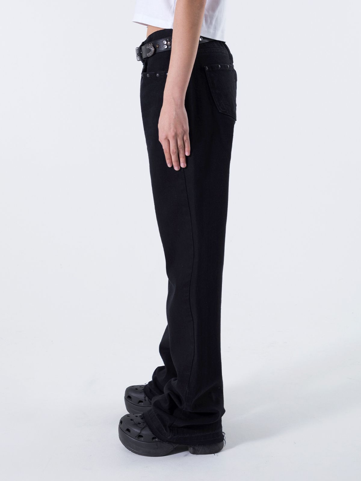 와이이이엘(YEEL) RIVET LOGO BOOTS CUT PANTS BLACK