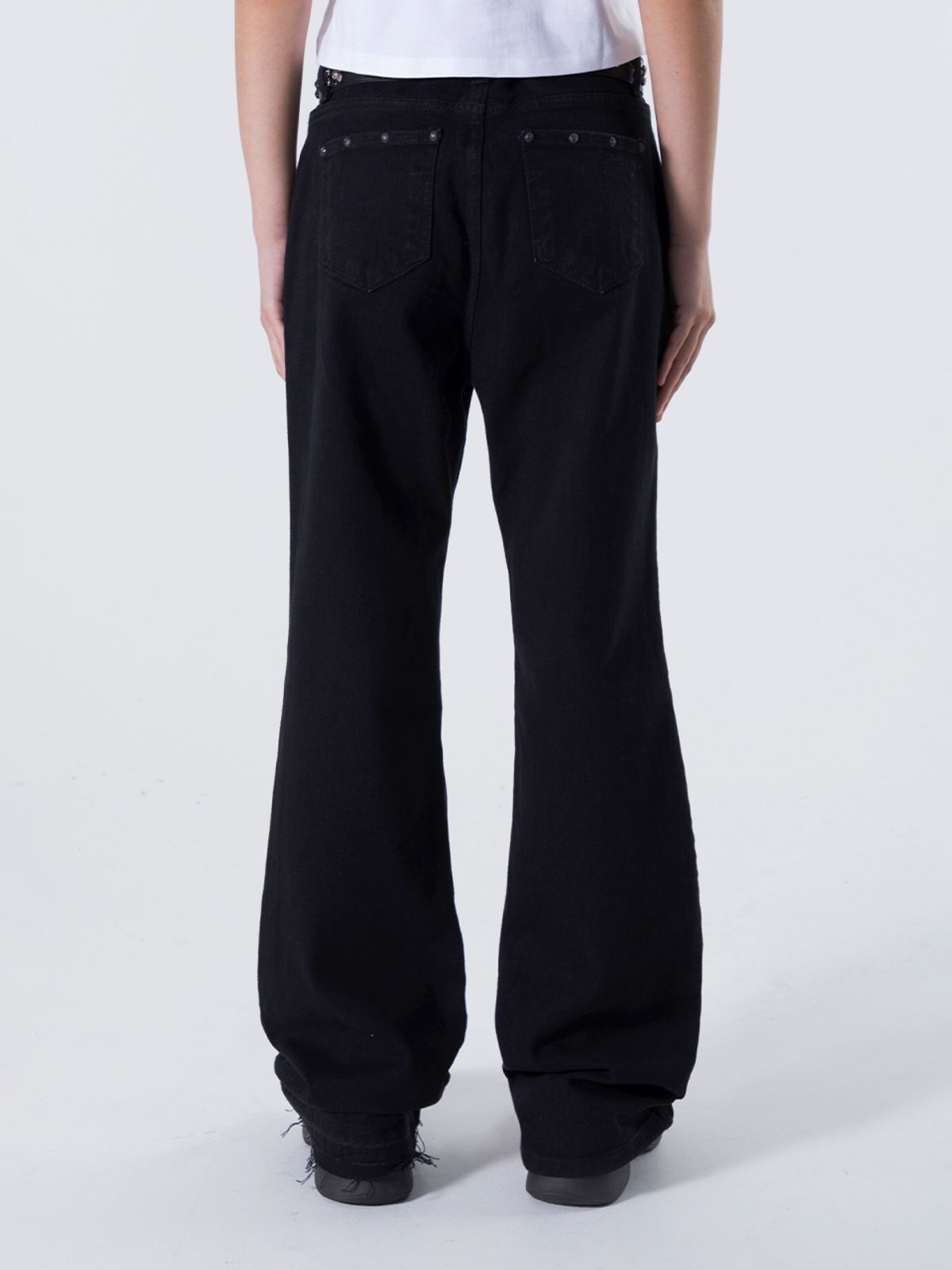 와이이이엘(YEEL) RIVET LOGO BOOTS CUT PANTS BLACK