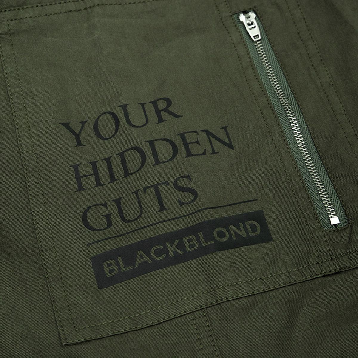 블랙블론드(BLACKBLOND) 비비디 히든 거츠 로고 와이드 카고 팬츠 (카키)