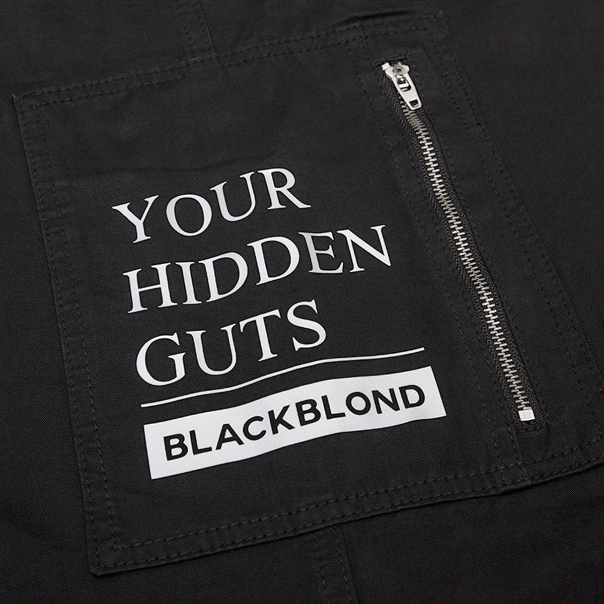 블랙블론드(BLACKBLOND) 비비디 히든 거츠 로고 와이드 카고 팬츠 (블랙)