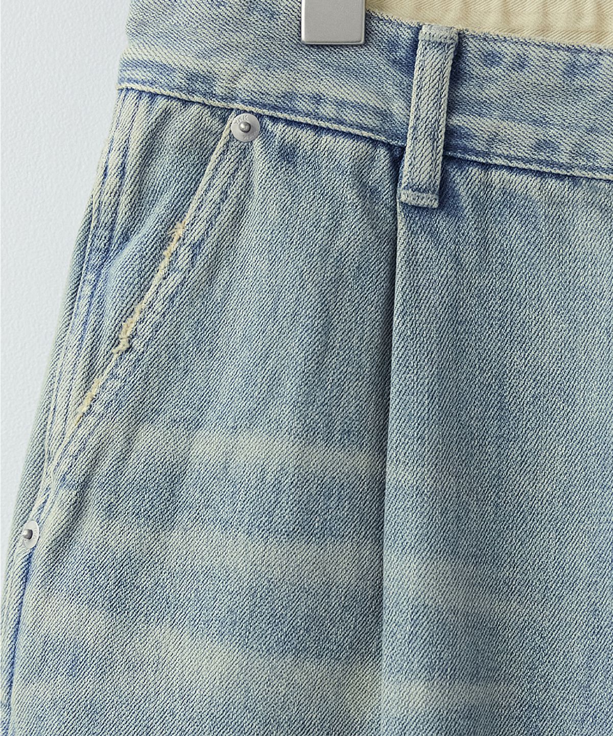 러프사이드(ROUGHSIDE) Drape Denim Pants Bleach