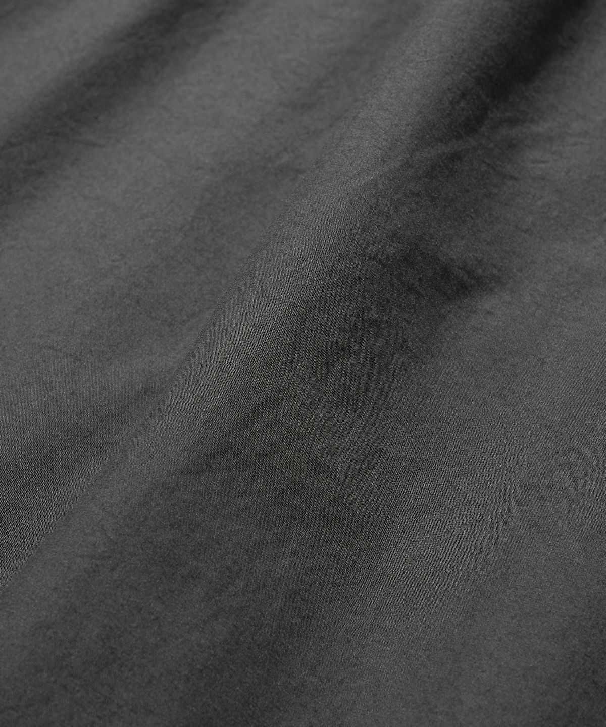니티드(KNITTED) 바이오 워싱 에센셜 셔츠 CHARCOAL