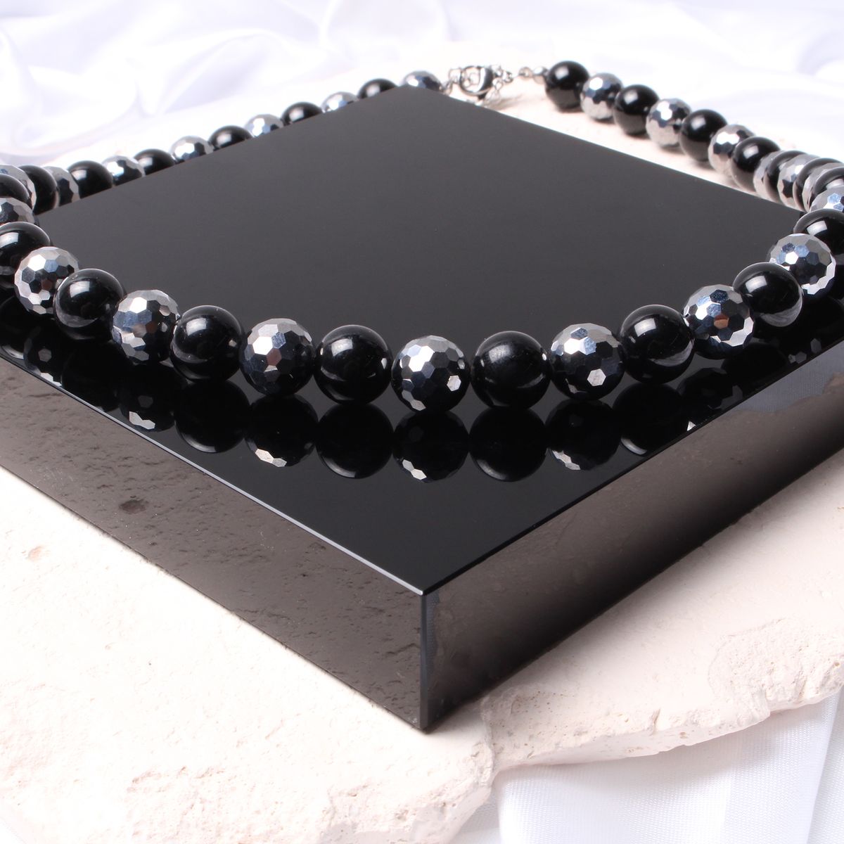 비엔베투(Bien Vetu) 10mm 카빙 테라헤르츠 블랙 토르말린 목걸이