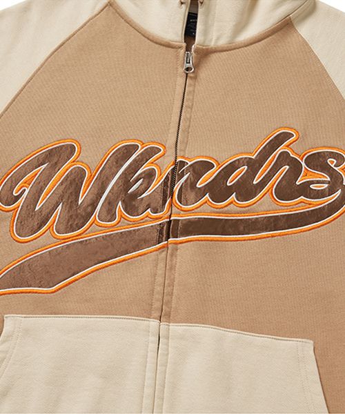 ENHYPENソヌ着用WKNDRSのBASEBALL SCRIPT ZIPUP HOODIE ENHYPENソヌ着用WKNDRSのBASEBALL SCRIPT ZIPUP HOODIE (WKNDRS