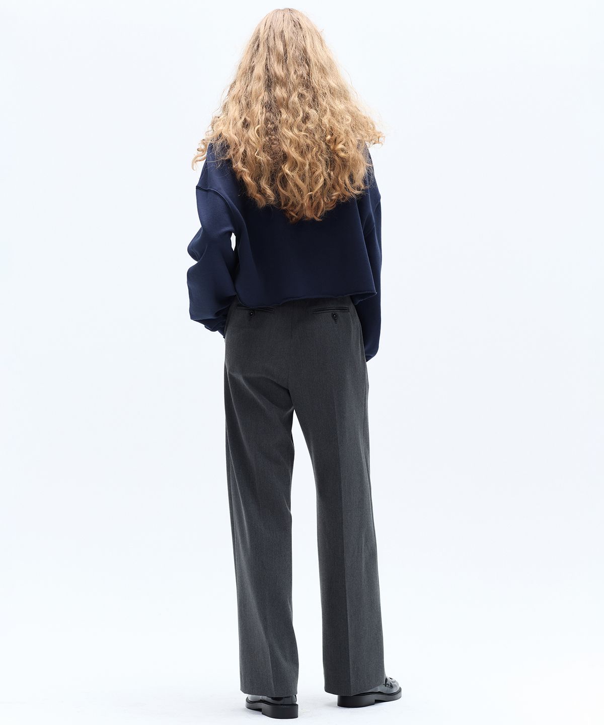 해바이해킴(HAE BY HAEKIM) GIRLS LOGO CROP SWEATSHIRT_NAVY