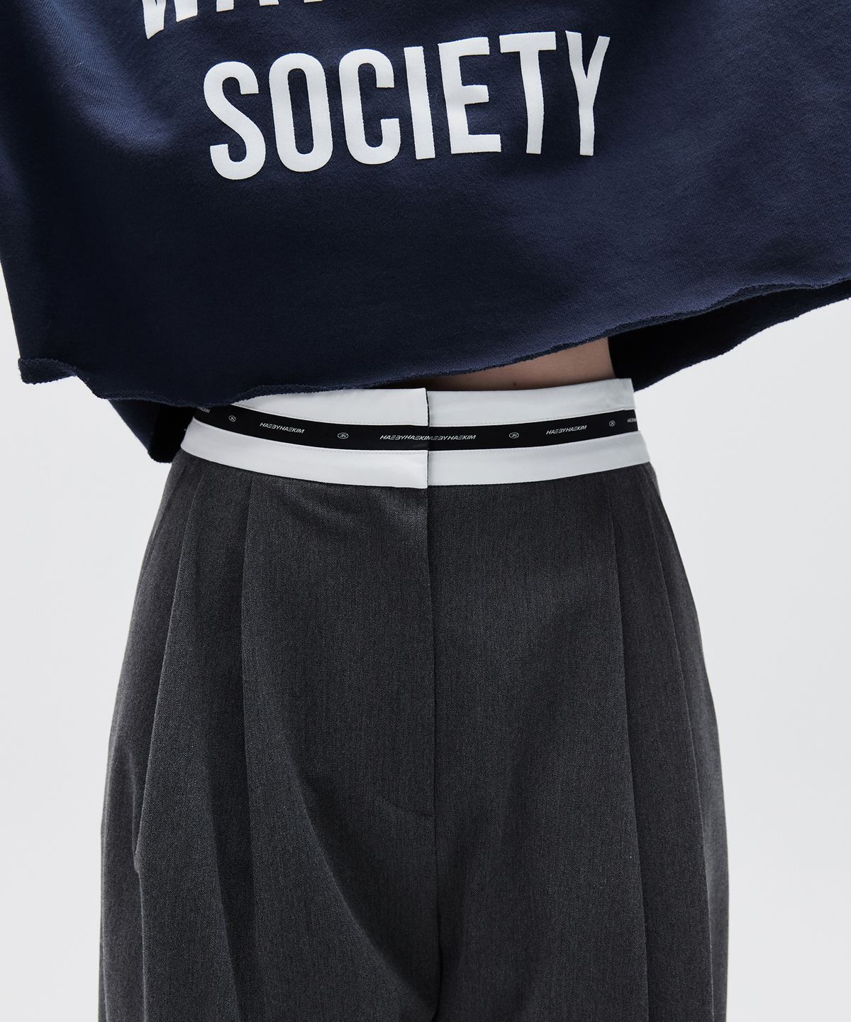 해바이해킴(HAE BY HAEKIM) GIRLS LOGO CROP SWEATSHIRT_NAVY