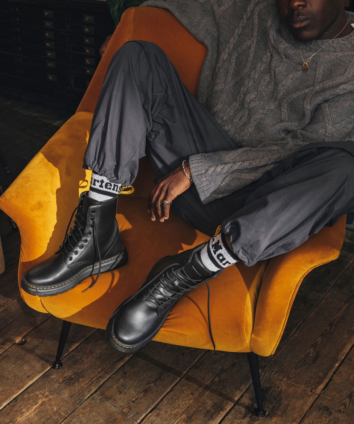 닥터마틴(DR.MARTENS) 크루슨 클래식 풀업 블랙 / 31222001