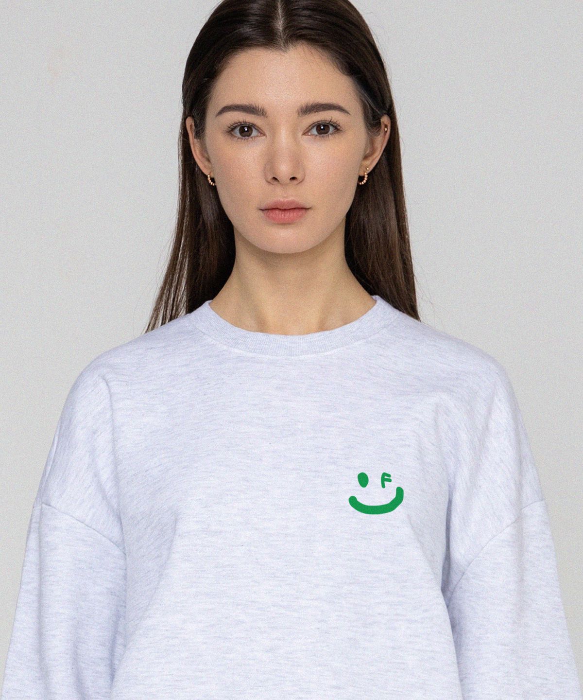 그레이버(GRAVER) [UNISEX]스몰 드로잉스마일 맨투맨_멜란지화이트