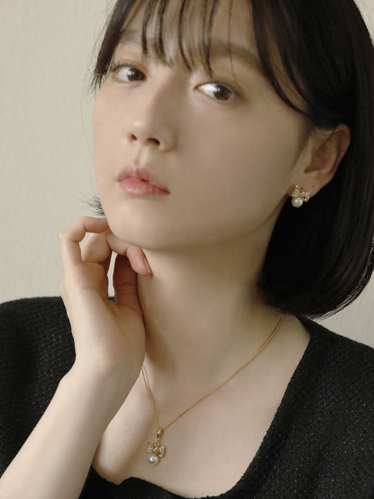 소수(SOSOO) Ribbon Pearl Cubic Necklace 리본 진주 큐빅 목걸이
