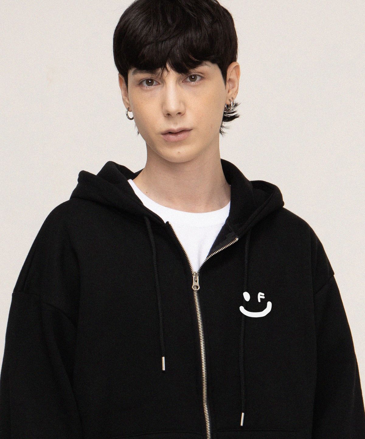 그레이버(GRAVER) [UNISEX]스몰 드로잉스마일 후드집업_블랙/화이트로고
