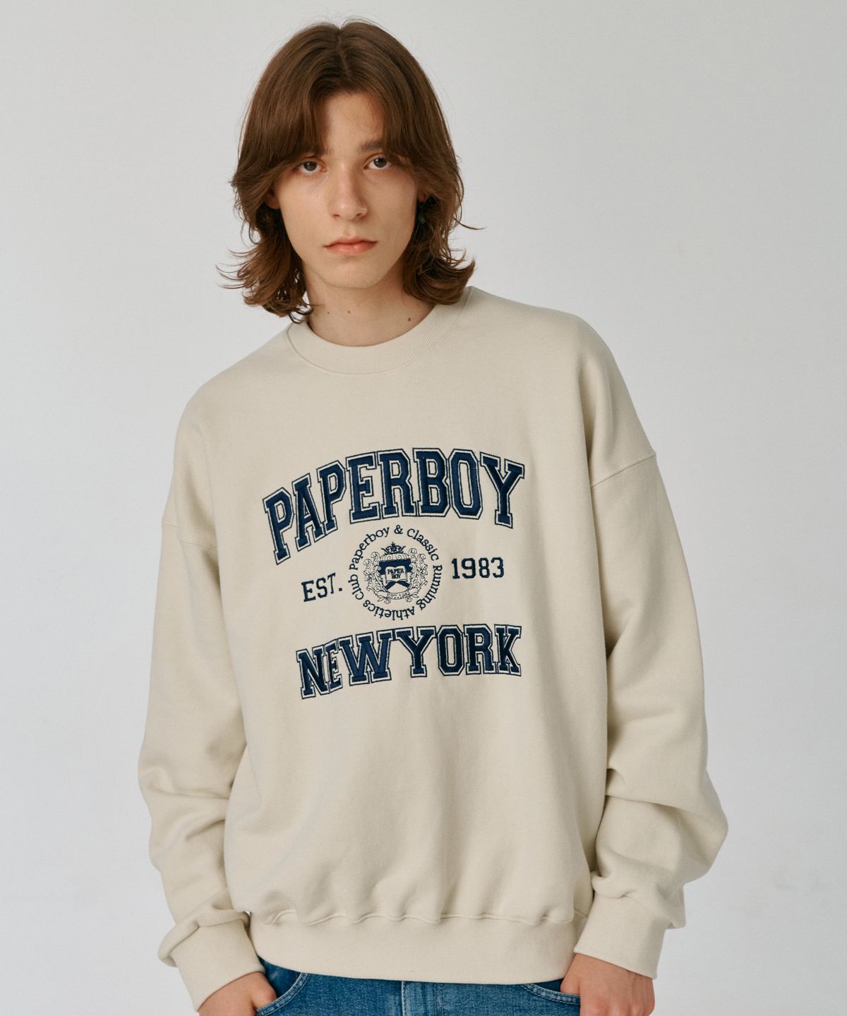 페이퍼보이(PAPERBOY) 뉴욕 아치 스웨트셔츠-아몬드