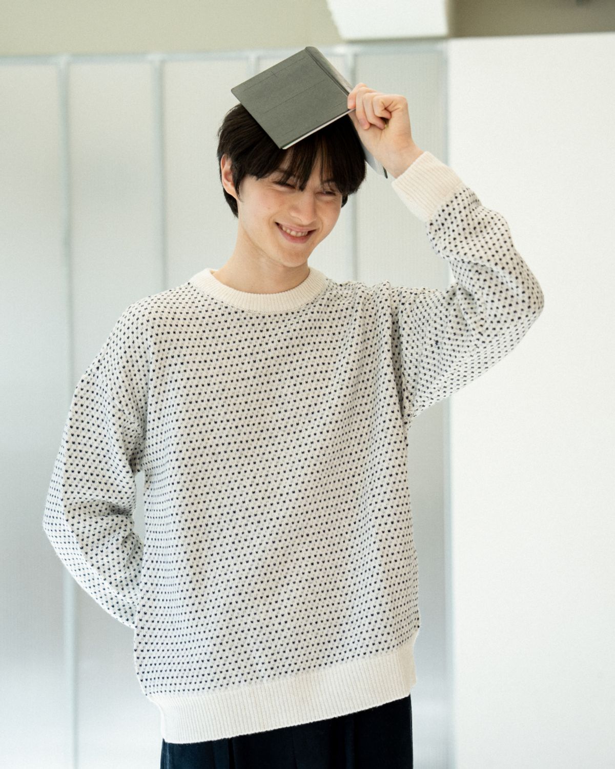아스트레이(ASTLAY) loveless Round Neck knit (cream/navy/gray)