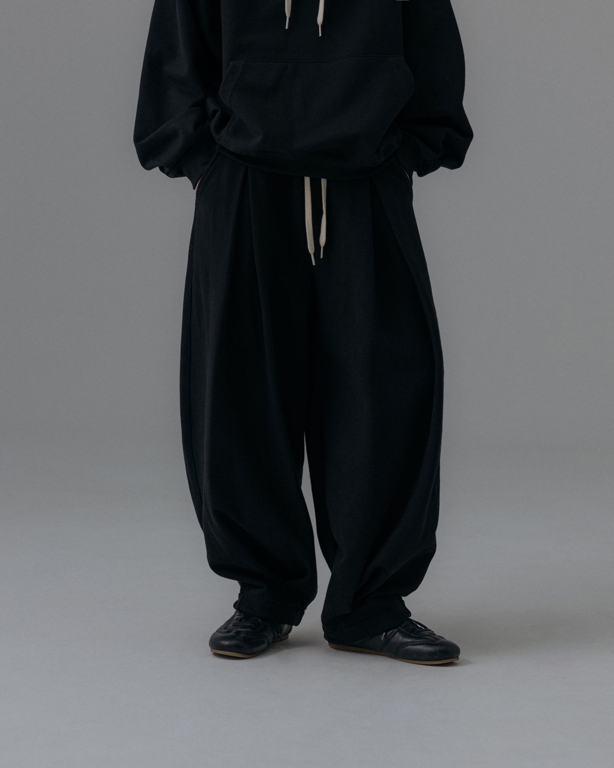 앵글런(ANGLAN) Valley Tuck Sweat Balloon Pants - Black