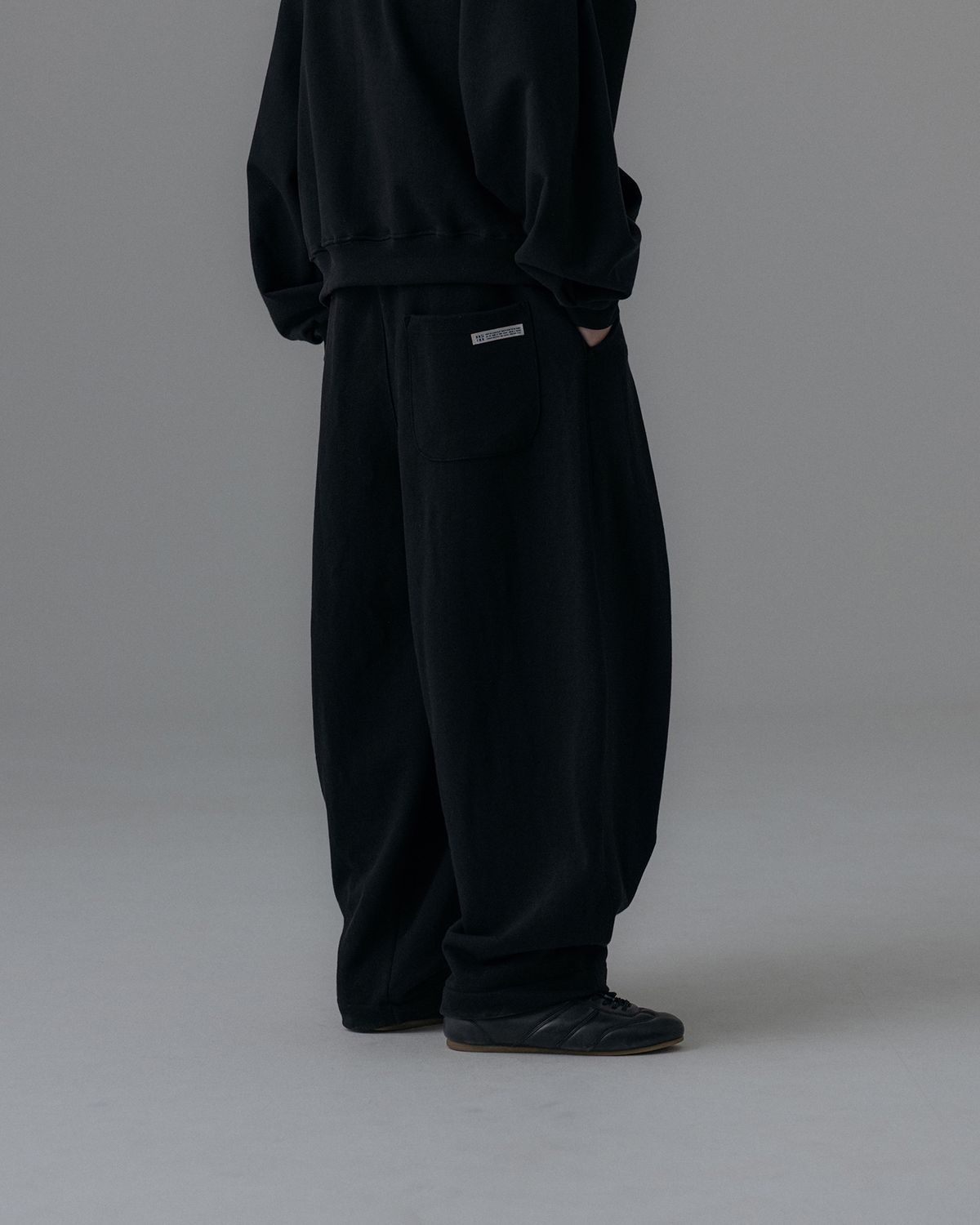 앵글런(ANGLAN) Valley Tuck Sweat Balloon Pants - Black