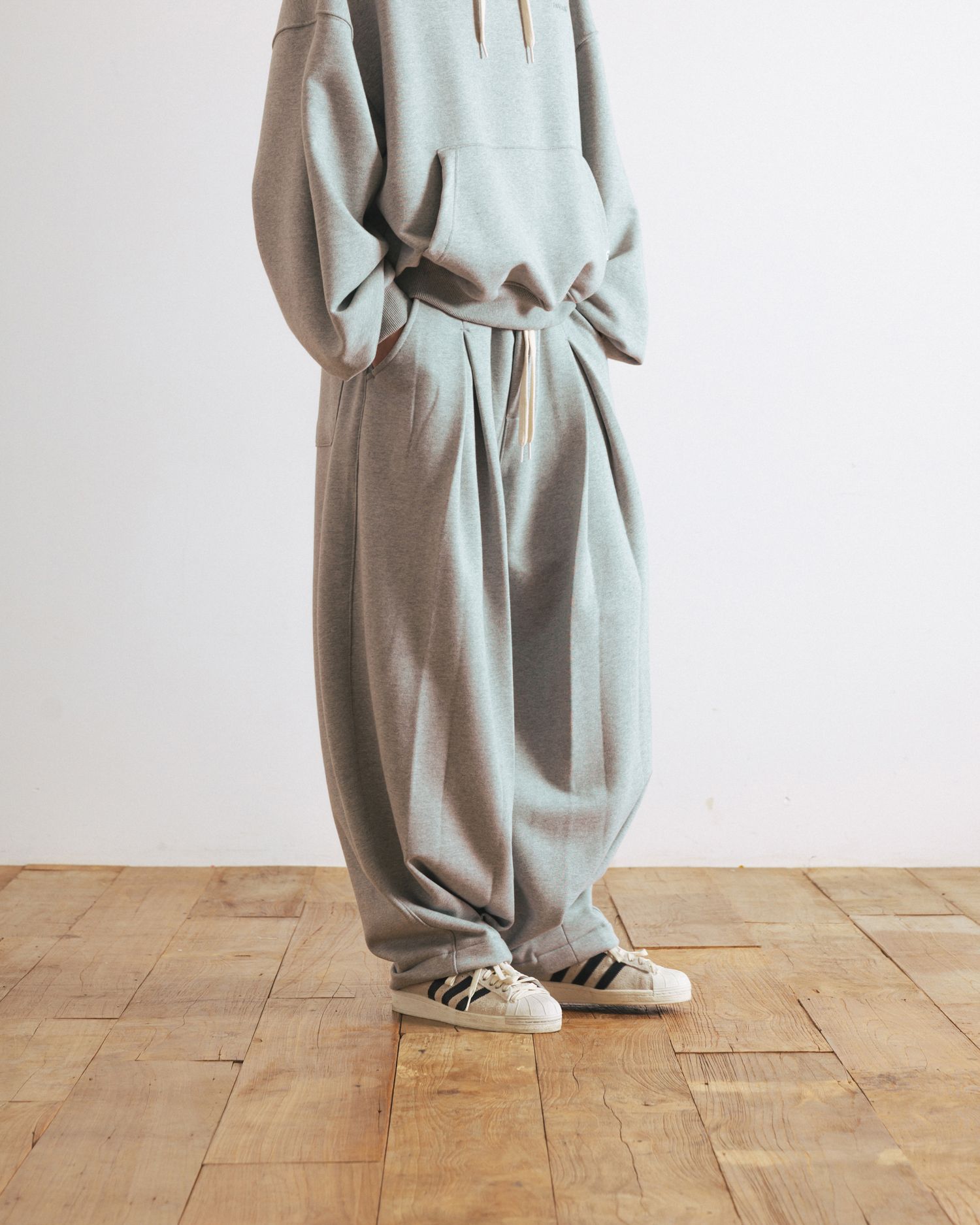 MUSINSA | ANGLAN Valley Tuck Sweat Balloon Pants - Melange Gray