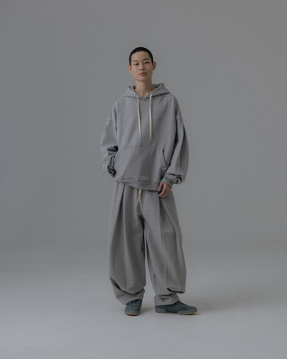 앵글런(ANGLAN) Valley Tuck Sweat Balloon Pants - Melange Grey