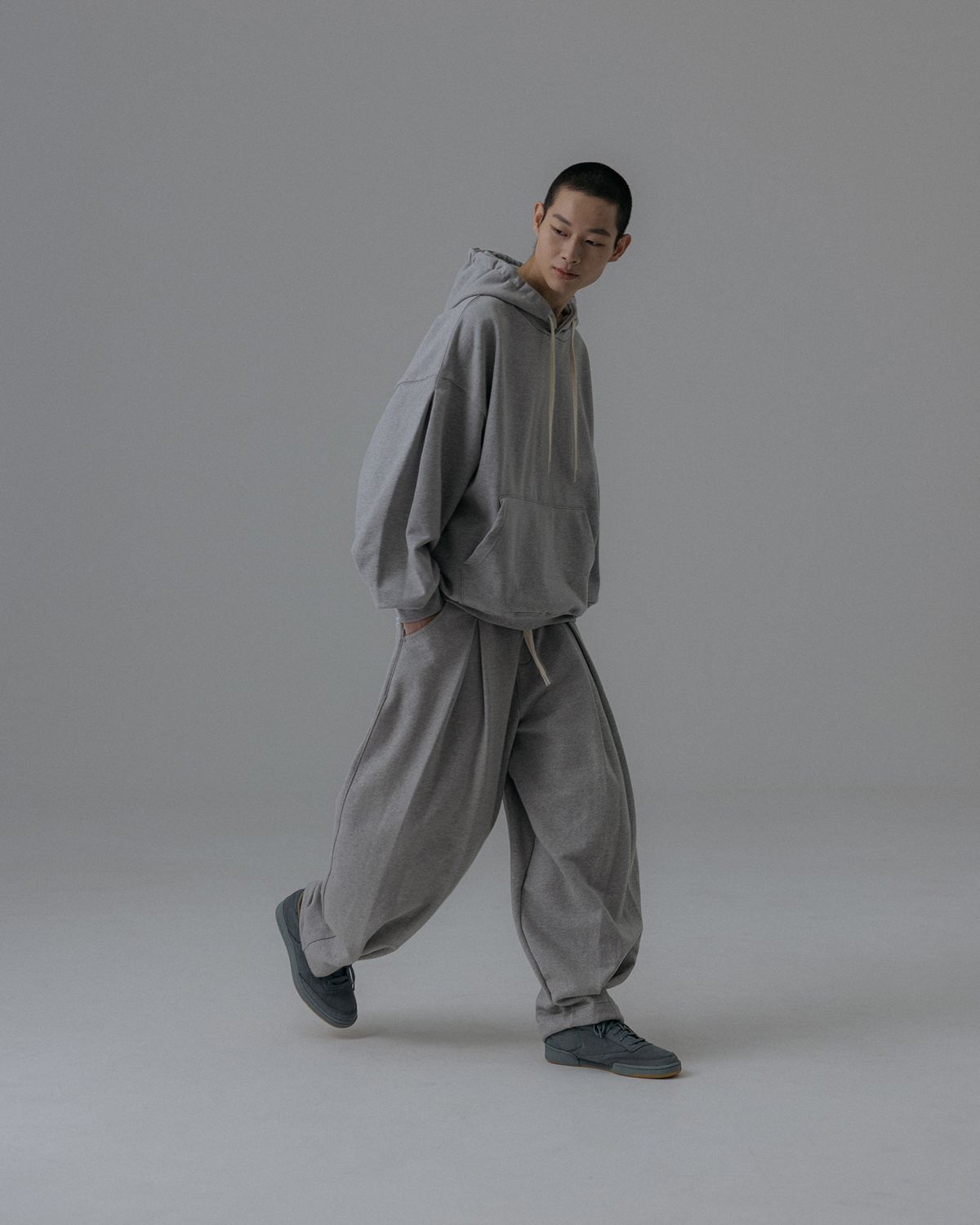 앵글런(ANGLAN) Valley Tuck Sweat Balloon Pants - Melange Grey