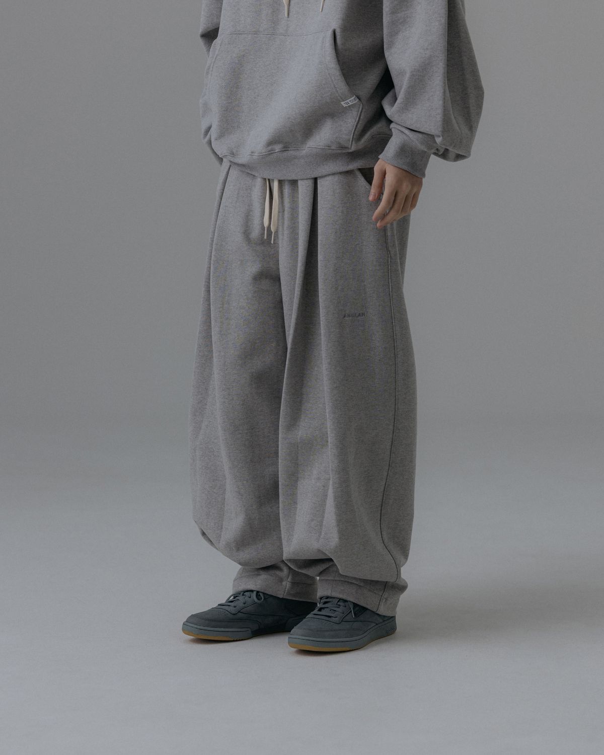 앵글런(ANGLAN) Valley Tuck Sweat Balloon Pants - Melange Grey