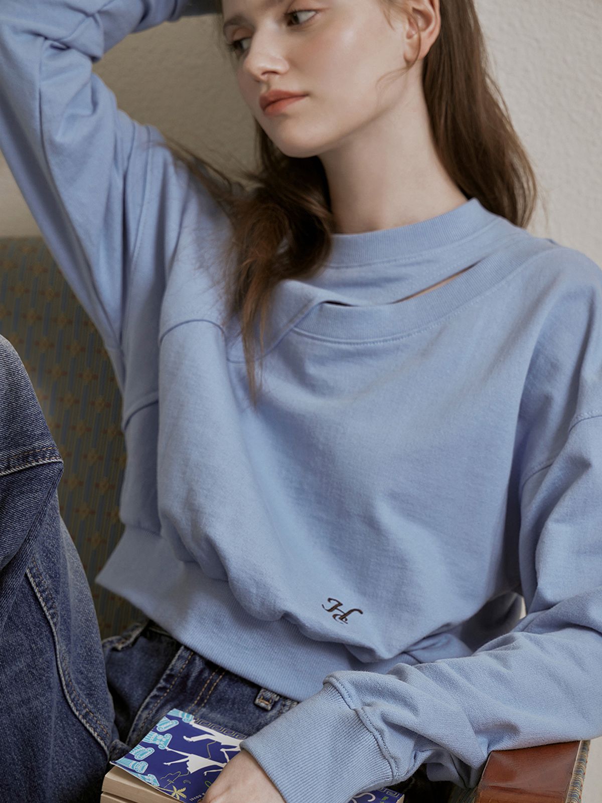 헌치(HUNCH) Front cut out sweatshirt (2color)