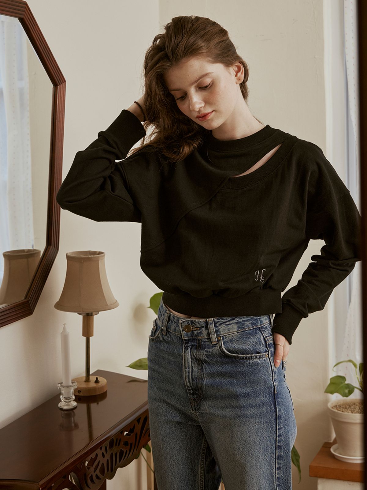 헌치(HUNCH) Front cut out sweatshirt (2color)