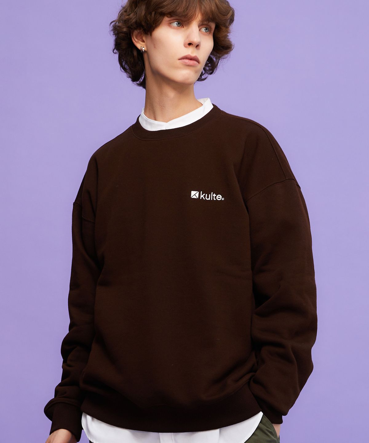 쿨트(KULTE) 아이콘 로고 크루넥 BROWN