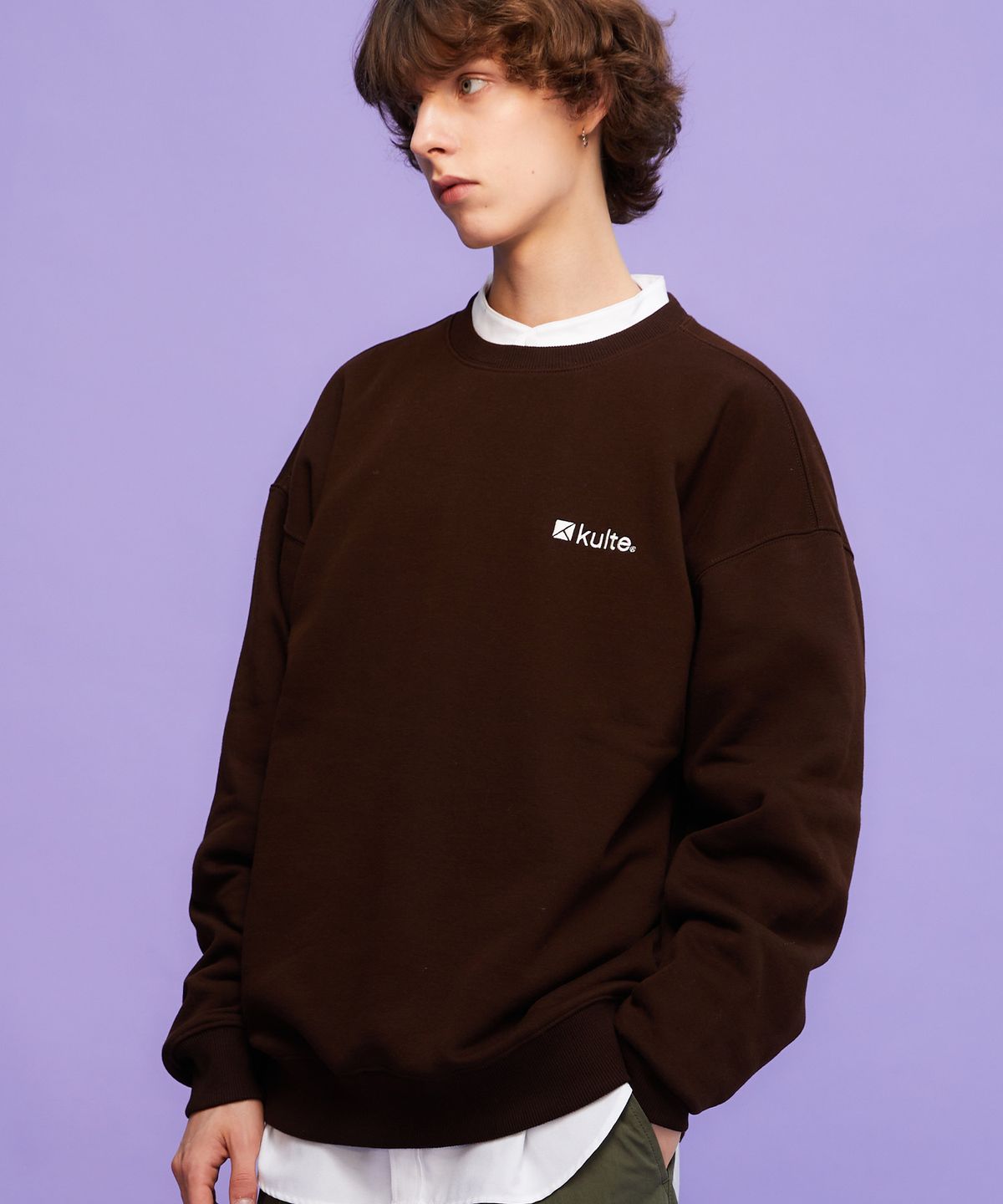 쿨트(KULTE) 아이콘 로고 크루넥 BROWN