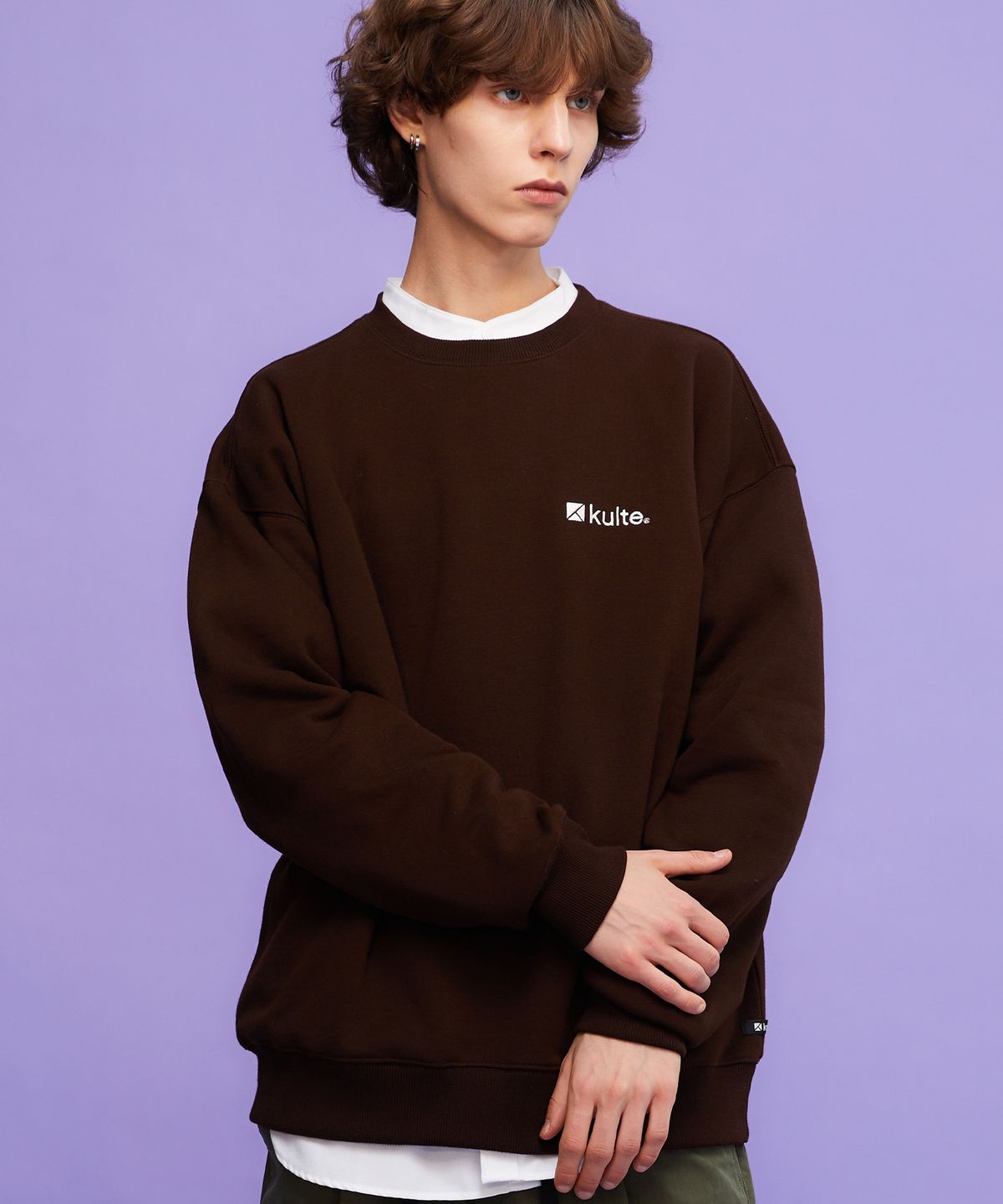 쿨트(KULTE) 아이콘 로고 크루넥 BROWN