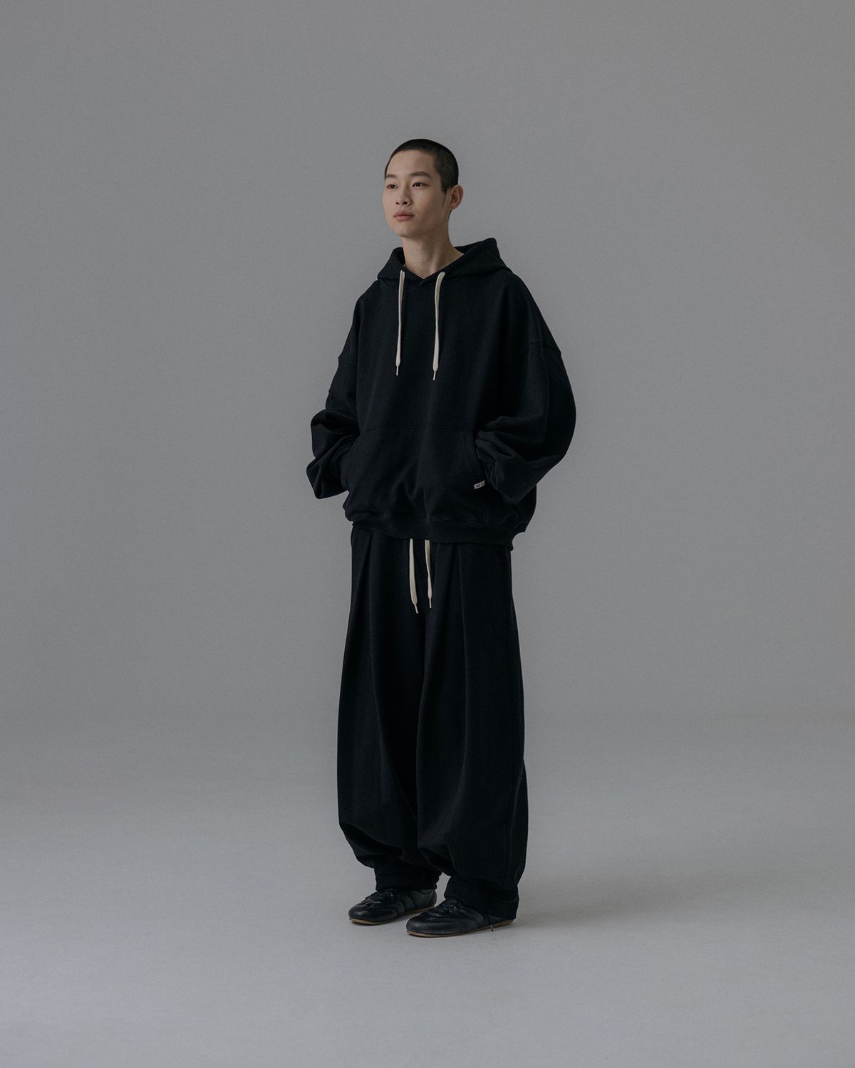 앵글런(ANGLAN) Valley Tuck Sweat Balloon Hoodie - Black