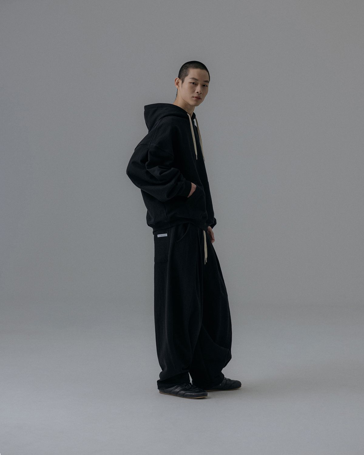 앵글런(ANGLAN) Valley Tuck Sweat Balloon Hoodie - Black