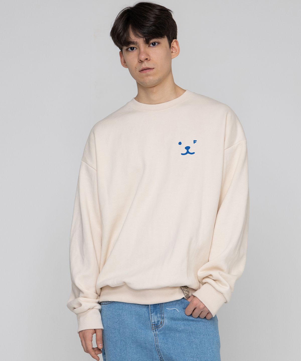 그레이버(GRAVER) [UNISEX]퍼피 페이스 스몰 드로잉스마일 맨투맨_크림/블루 로고