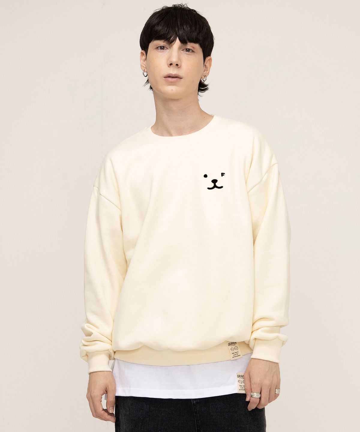 그레이버(GRAVER) [UNISEX]퍼피 페이스 스몰 드로잉스마일 맨투맨_크림/블랙 로고