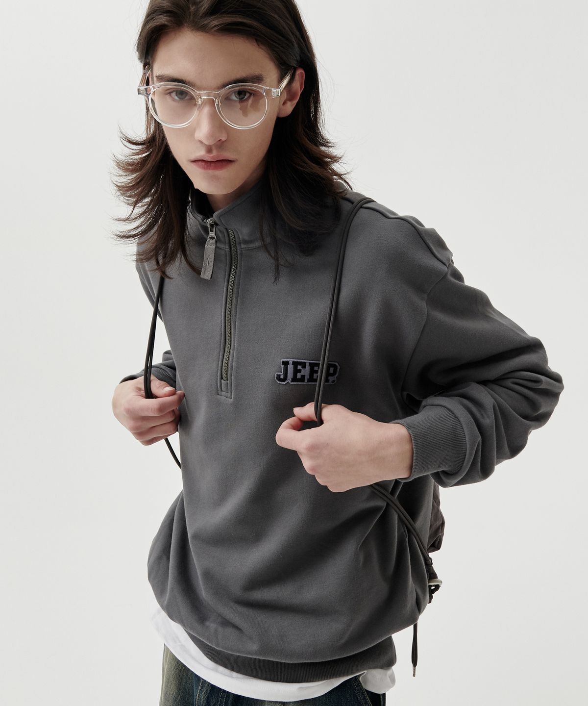 지프(JEEP) 아플리케 작은 로고 반넥 맨투맨 (JP5TSU836DG)