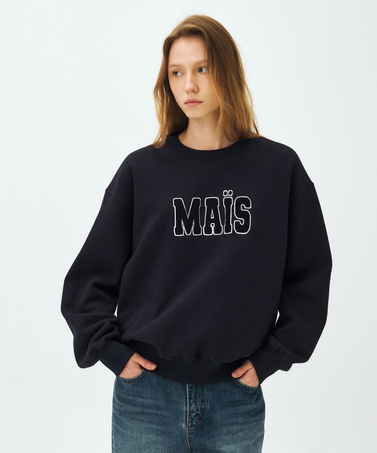 마이스(MAIS) MAIS BOUCLE LOGO SWEAT SHIRT / NAVY