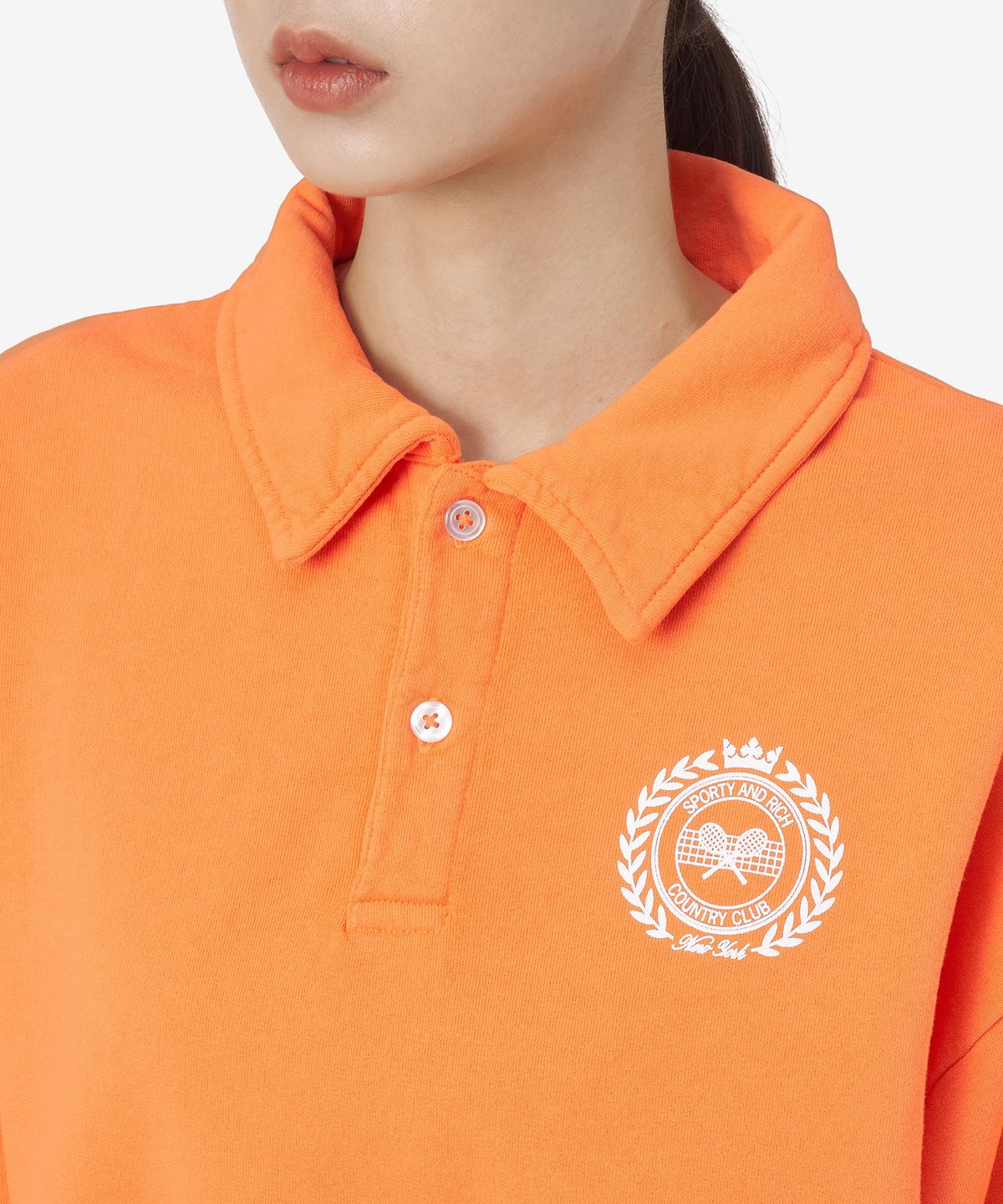 스포티앤리치(SPORTY&RICH) 라켓 클럽 크롭 폴로 셔츠 - 오렌지 / PO921PO