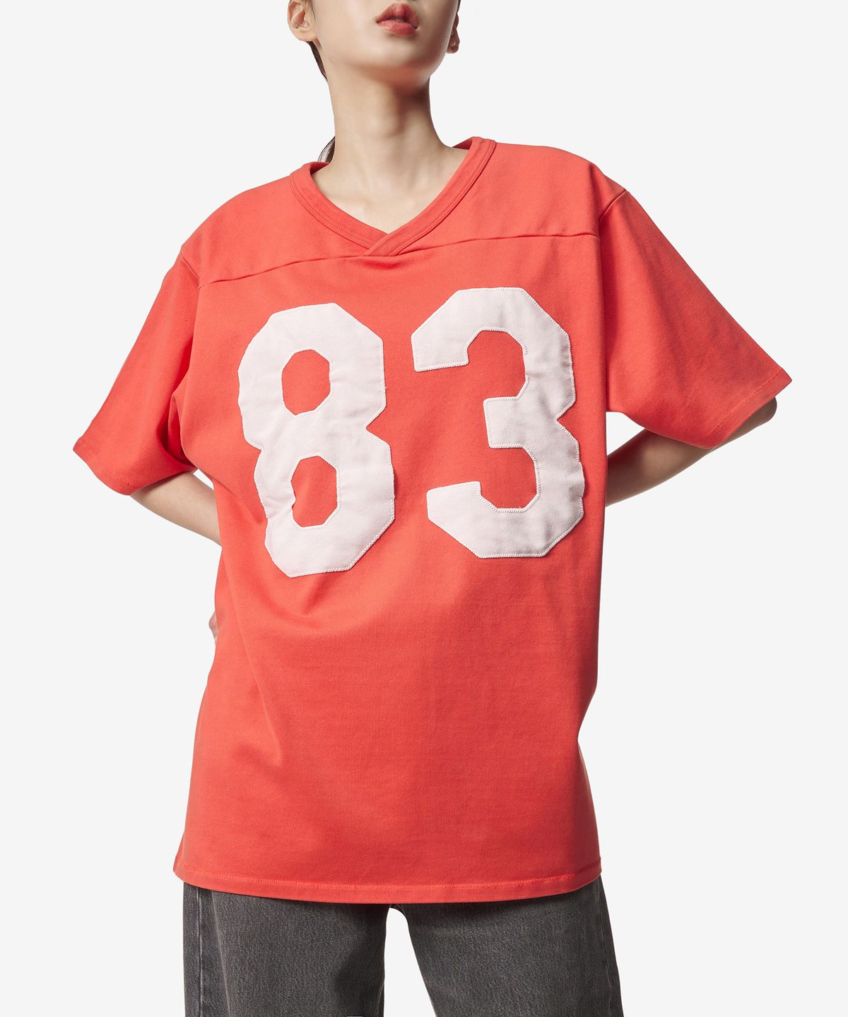 이알엘(ERL) 풋볼 83 자수 브이넥 반소매 티셔츠 - 레드 / ERL06T022RED