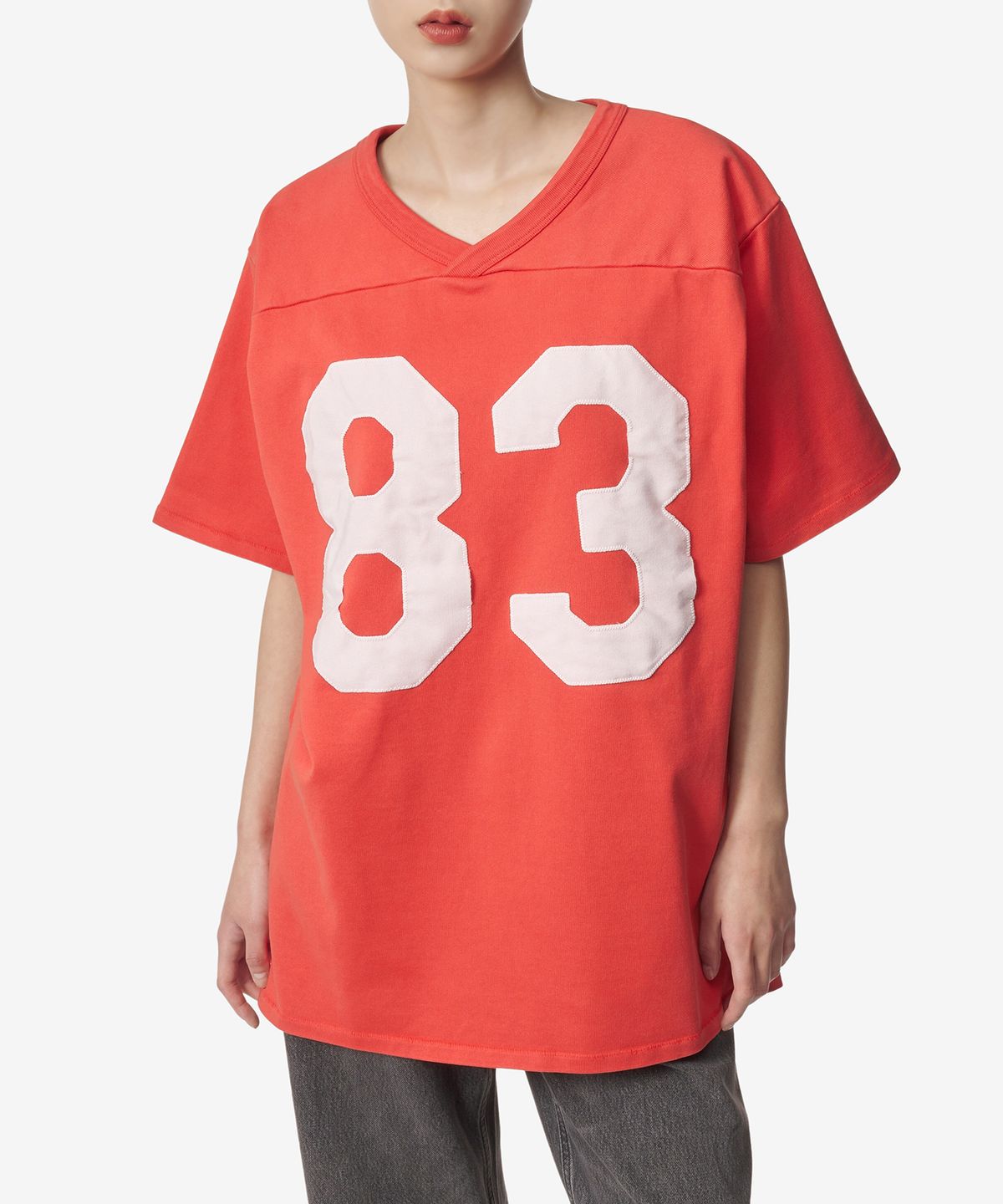 이알엘(ERL) 풋볼 83 자수 브이넥 반소매 티셔츠 - 레드 / ERL06T022RED