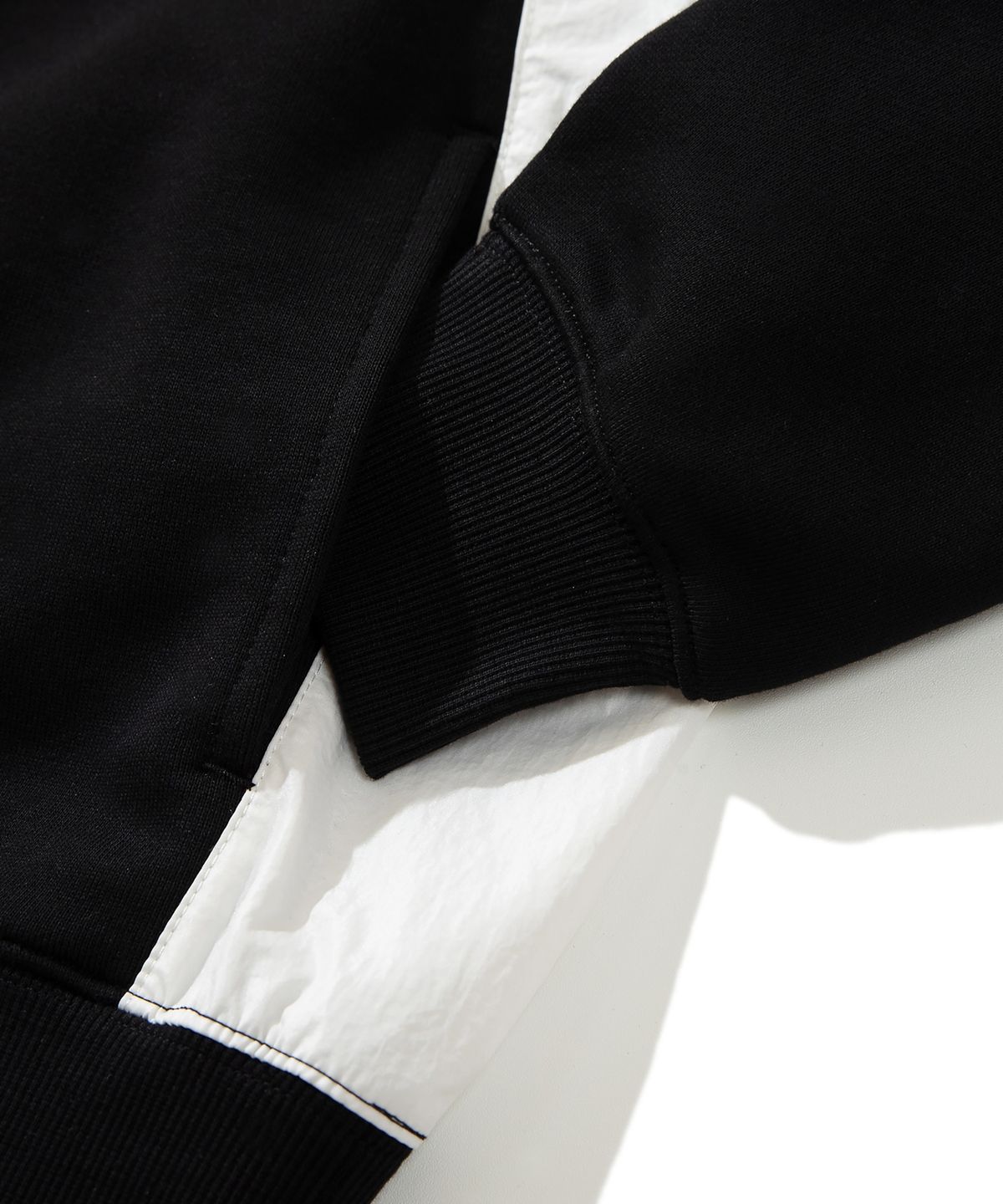 예일(YALE) [ONEMILE WEAR] 페브릭 믹스 크루넥 후드 블랙
