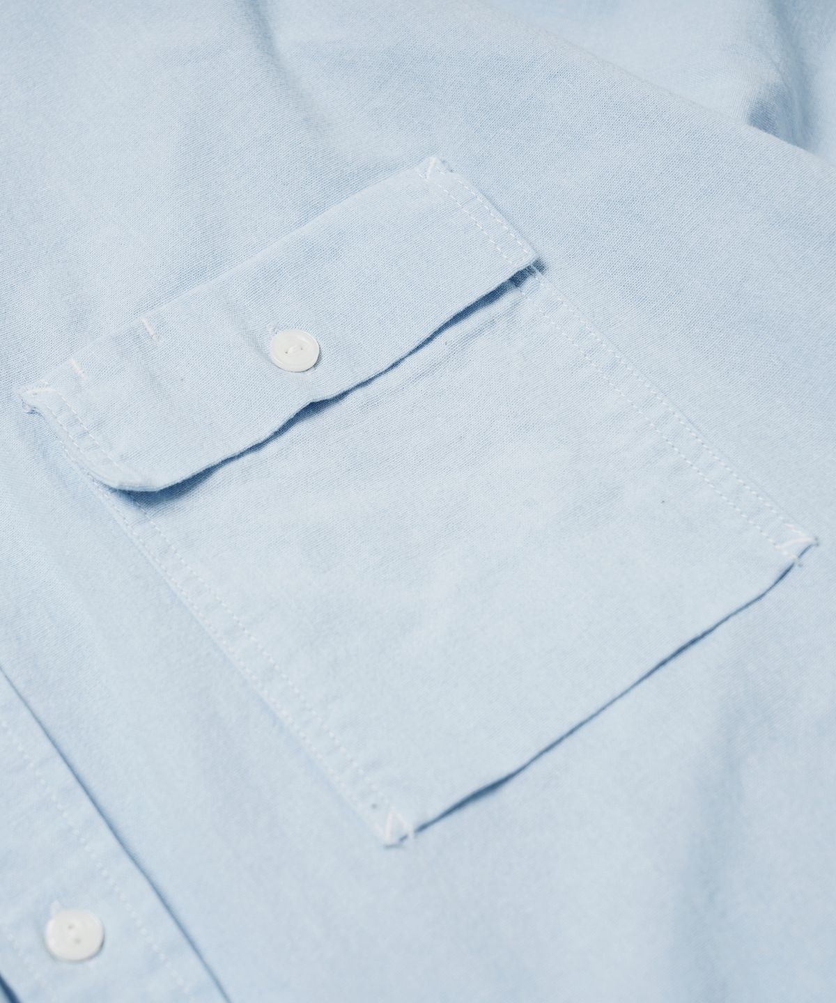 프리즘웍스(FRIZMWORKS) CIGARETTE POCKET CHAMBRAY SHIRT _ CLOUD