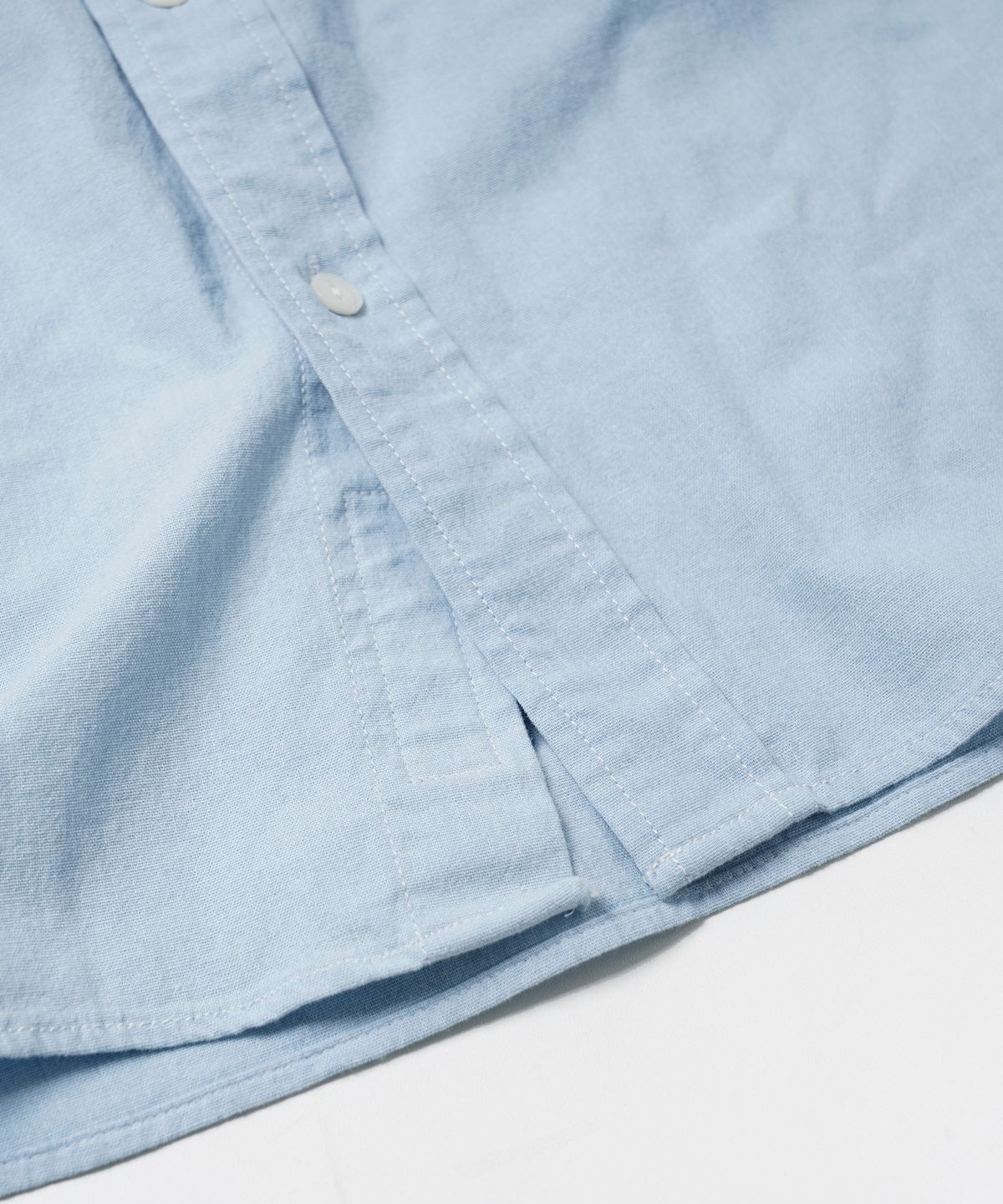 프리즘웍스(FRIZMWORKS) CIGARETTE POCKET CHAMBRAY SHIRT _ CLOUD