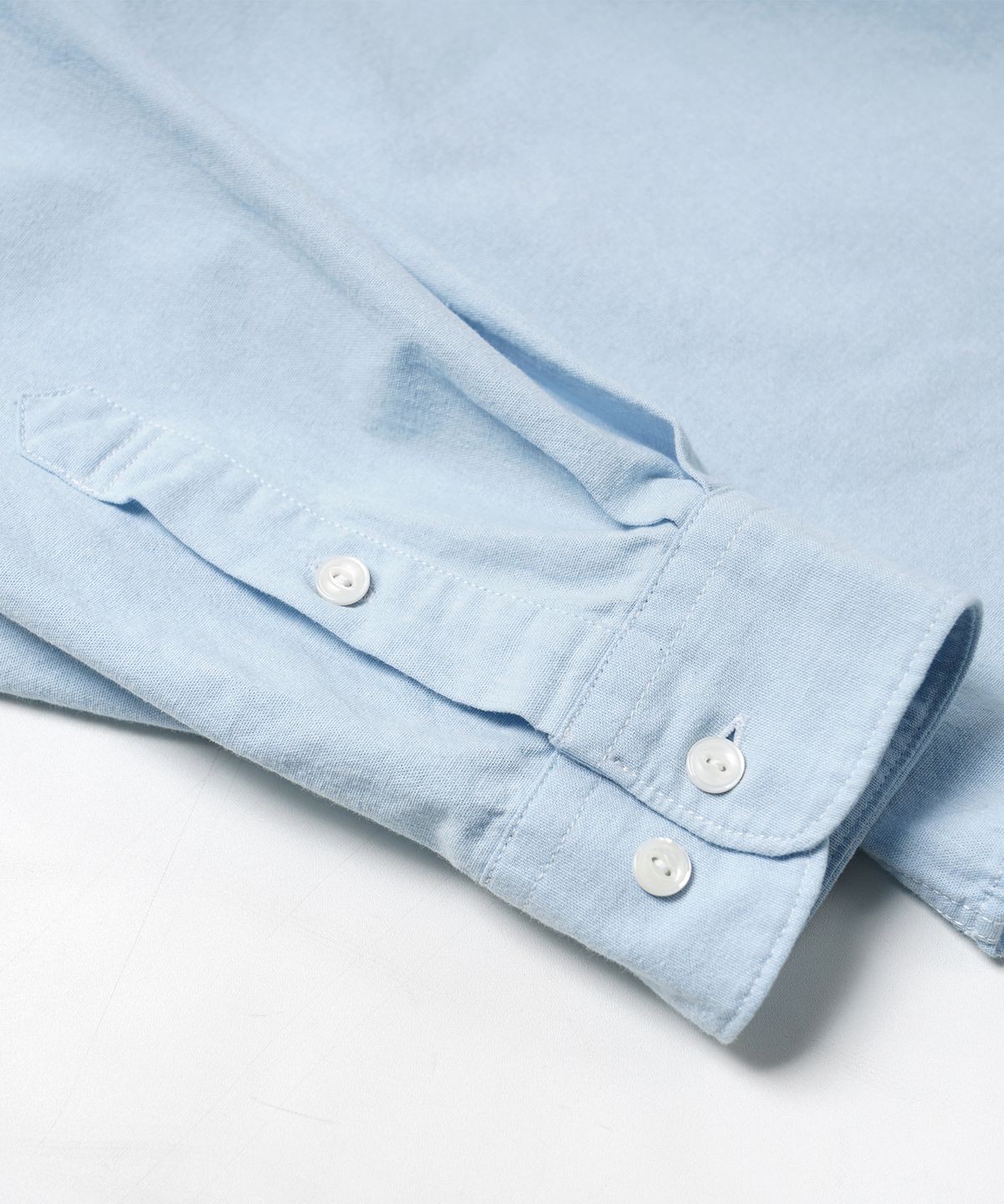 프리즘웍스(FRIZMWORKS) CIGARETTE POCKET CHAMBRAY SHIRT _ CLOUD