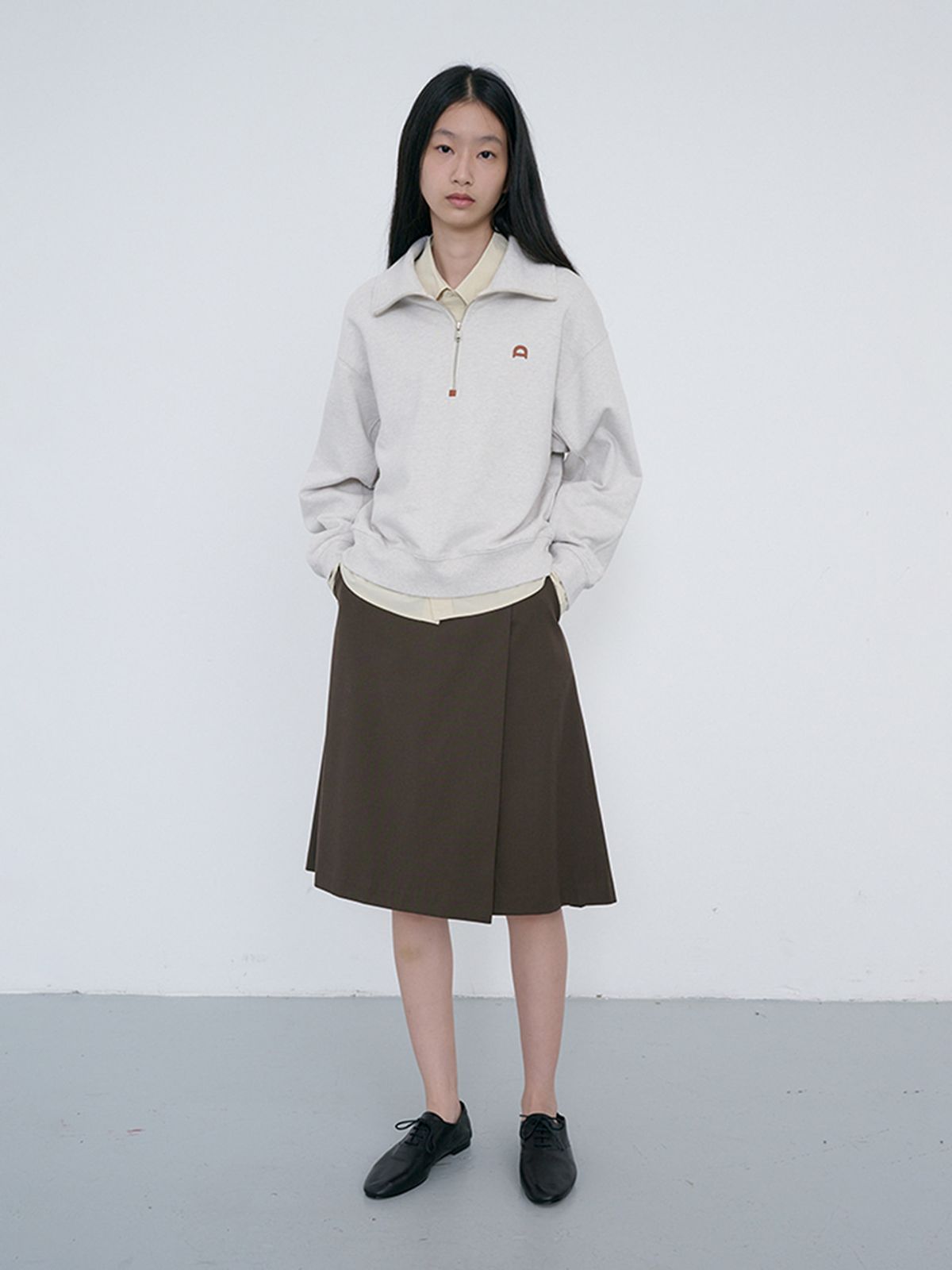 던스트(DUNST) UNISEX LEATHER LOGO HALF ZIP-UP SWEATSHIRT_UDTS6C107_OATMEAL MELANGE