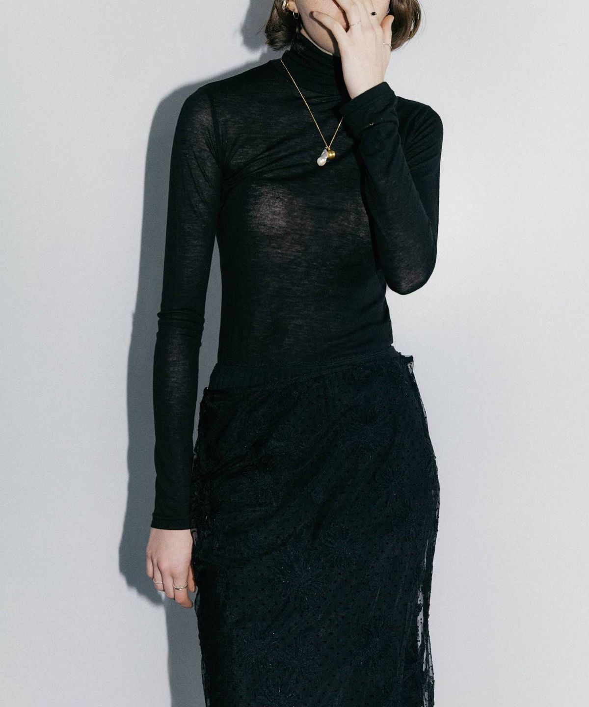 마이스(MAIS) WOOL TURTLENECK T-SHIRT / BLACK