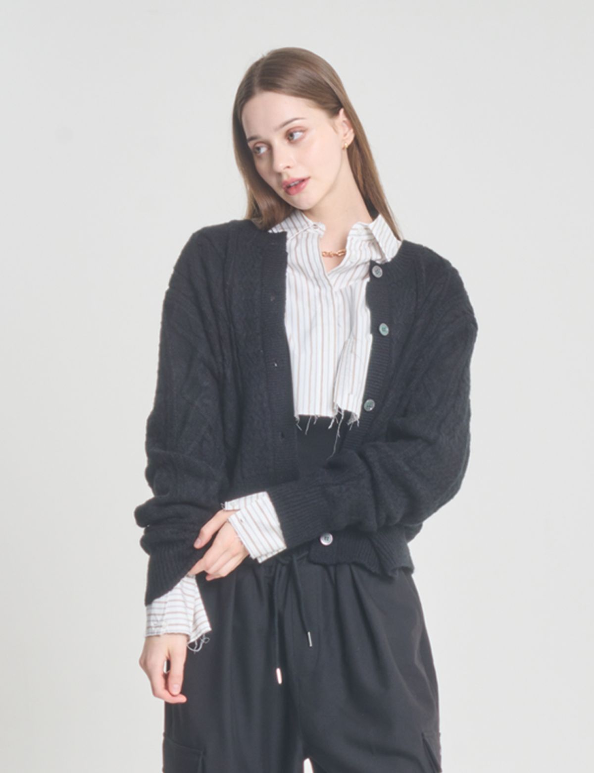클레버필드(CLEVER FIELD) 크롭 멀티 케이블 레터링 가디건_블랙