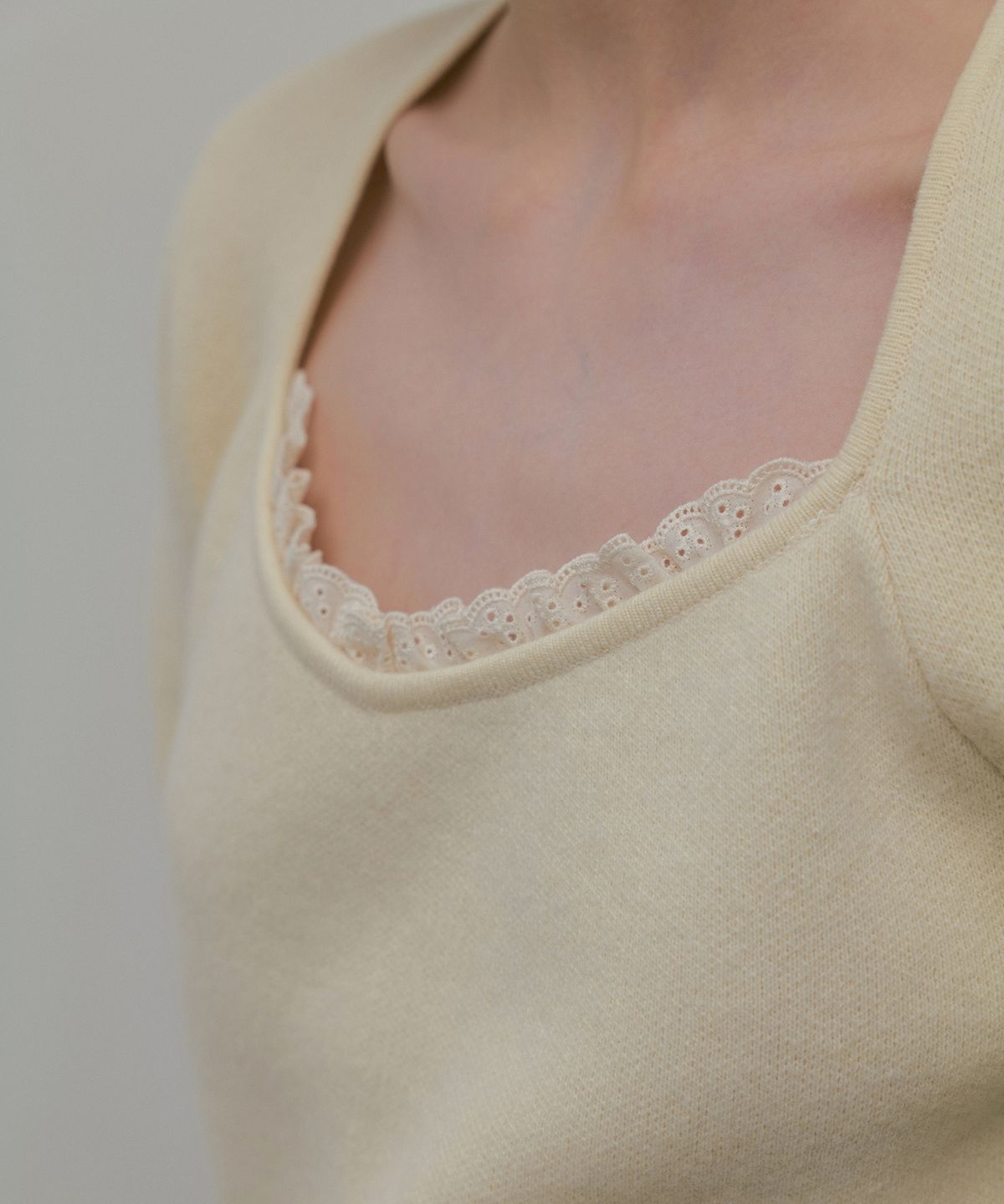 오버듀플레어(OVERDUEFLAIR) LACE TRIMMING KNIT OPS_CREAM BUTTER