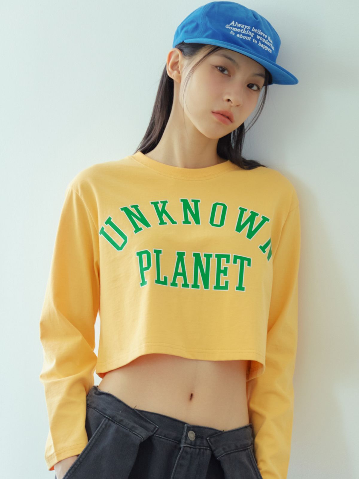 언노운 플라넷(UNKNOWN PLANET) 바시티 로고 크롭티 옐로우