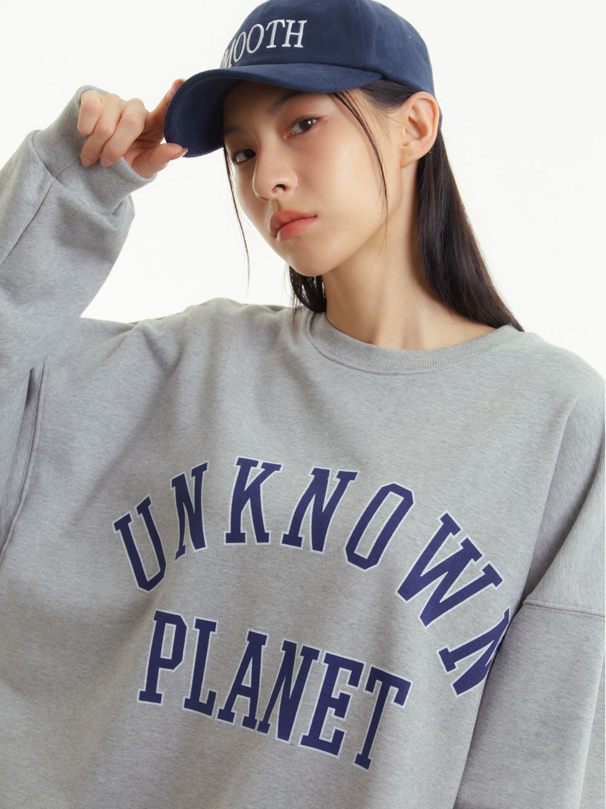 언노운 플라넷(UNKNOWN PLANET) 바시티 로고 스웻셔츠 멜란지