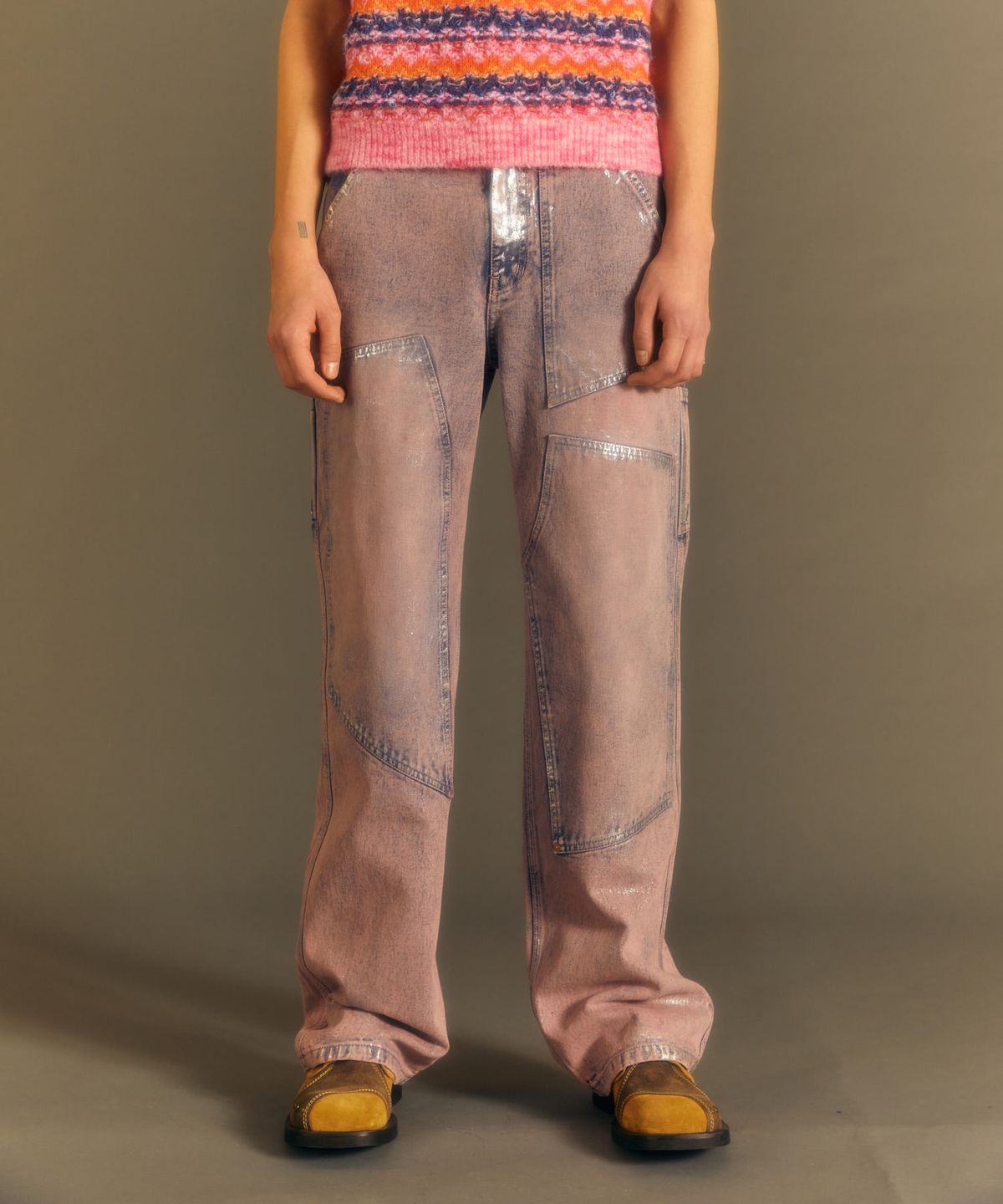 앤더슨벨(ADSB ANDERSSON BELL) 왁스 코티드 카펜터 와이드 레그 진 apa685m(DUST PINK)