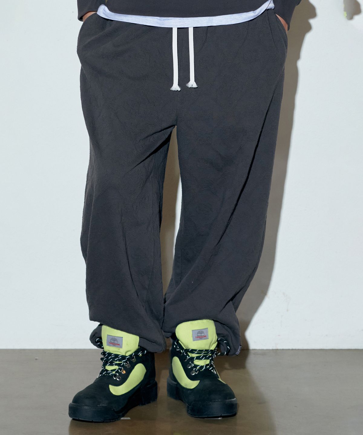 스컬프터(SCULPTOR) Jacquard Flower Jogger Pants Charcoal
