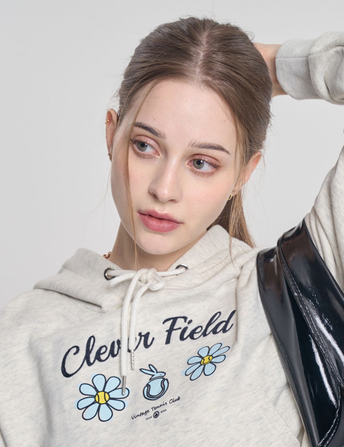 클레버필드(CLEVER FIELD) 체인 플라워 크롭 후드 스웻셔츠_오트밀
