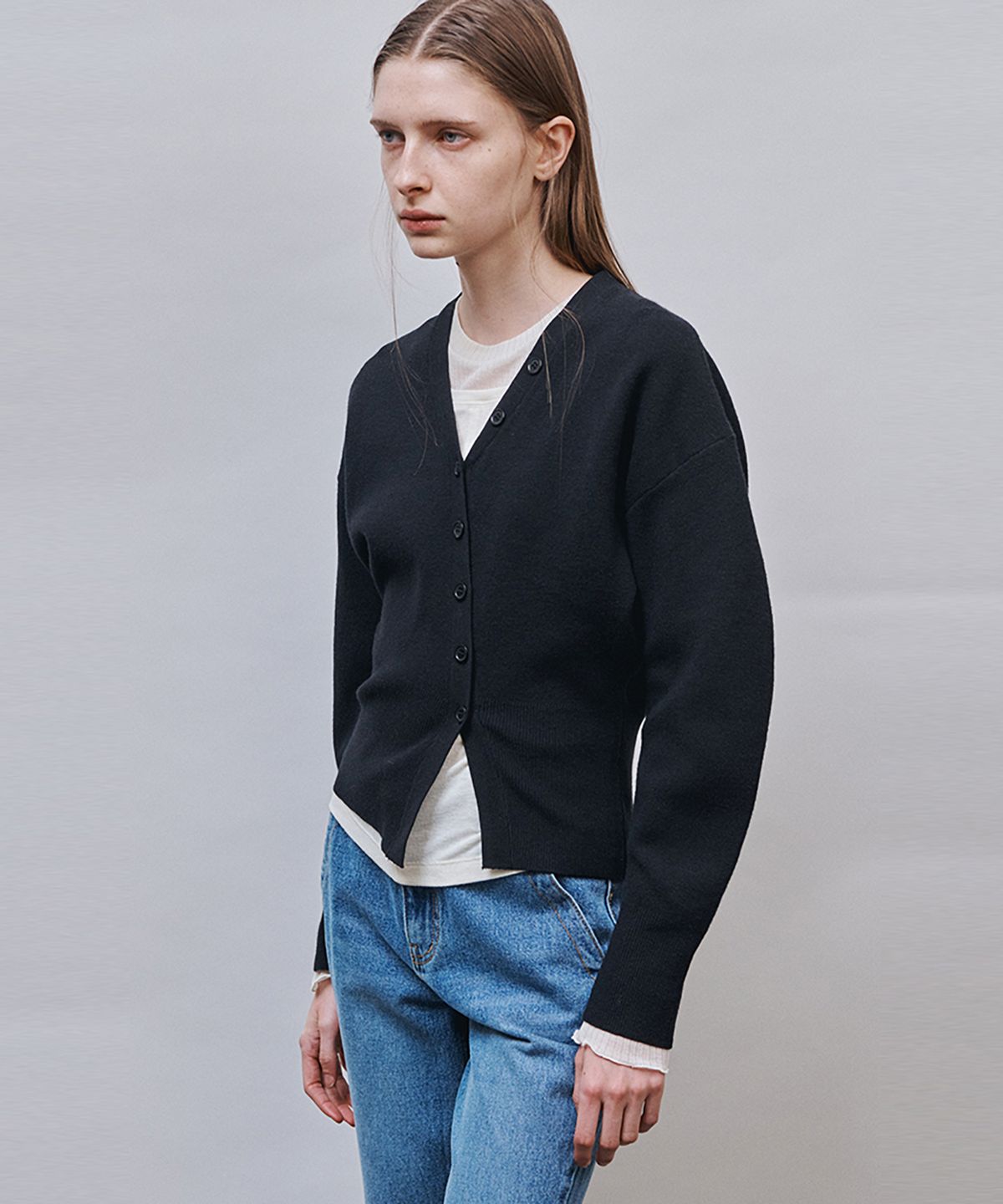 아위(AHWE) V-Neck Cardigan_BLACK